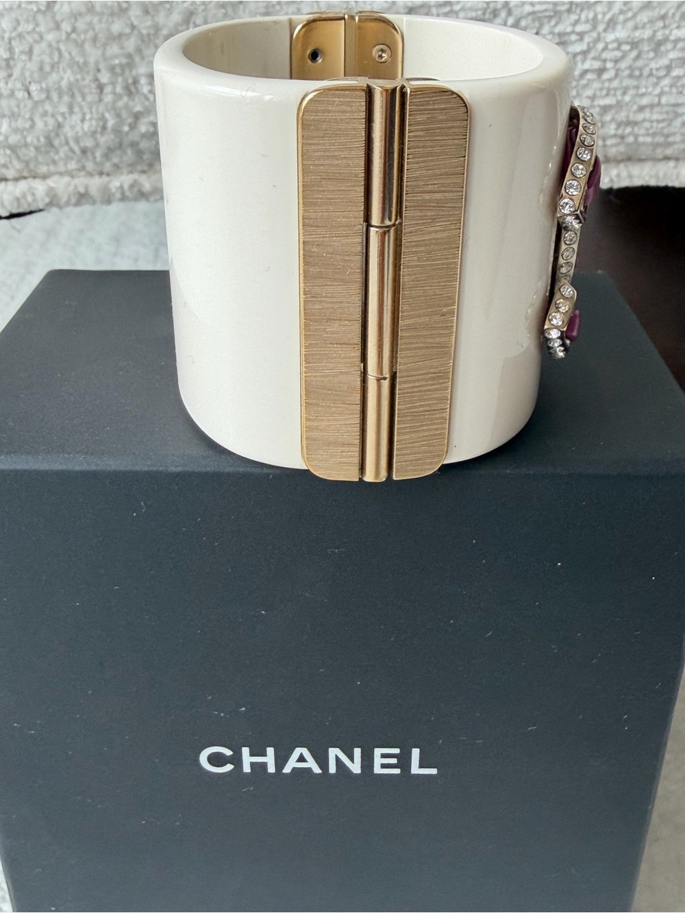 100% Authentic-CHANEL Cream Resin Cuff w/ Gold & Pink leather Interwoven CC - Picture 4 of 7